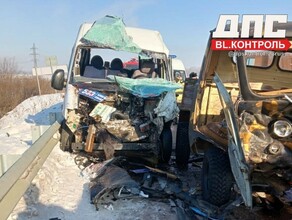 Жесткое ДТП с участием маршрутного автобуса произошло около Свободного фото