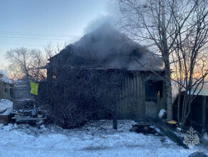 Дом изнутри выгорел полностью В Свободном в пожаре пострадал мужчина