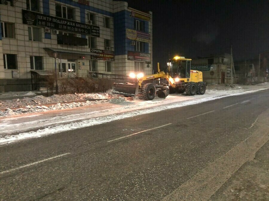 Водителей Благовещенска просят убрать авто с четырех участков Ночью дорожники будут чистить заездные карманы