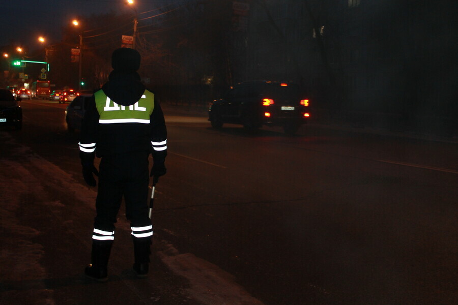 Протащил инспектора 20 метров в Приамурье полицейский героически остановил нарушителя на автомобиле