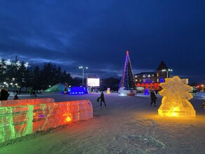 Аномально низкие температуры продлили жизнь снежного городка в Белогорске