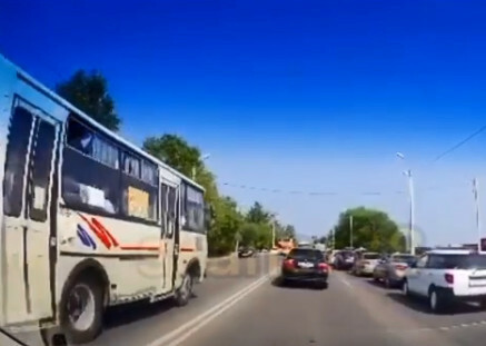 В Благовещенске маршрутный автобус грубо нарушил ПДД видео