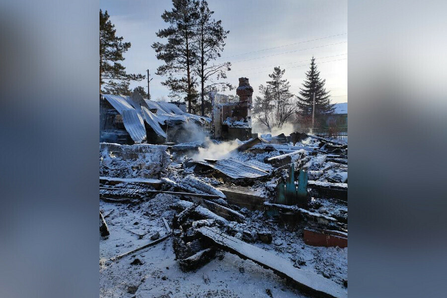 В Приамурье у семьи с тремя детьми сгорел дом фото