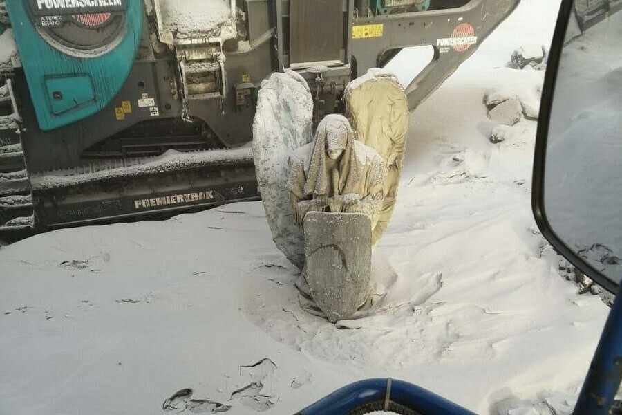 Шахтеры переполошили соцсети показав найденную уникальную статую в Якутии 