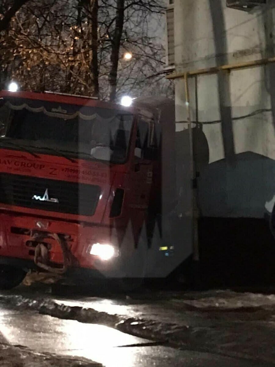 В Москве бетономешалка въехала в жилой дом