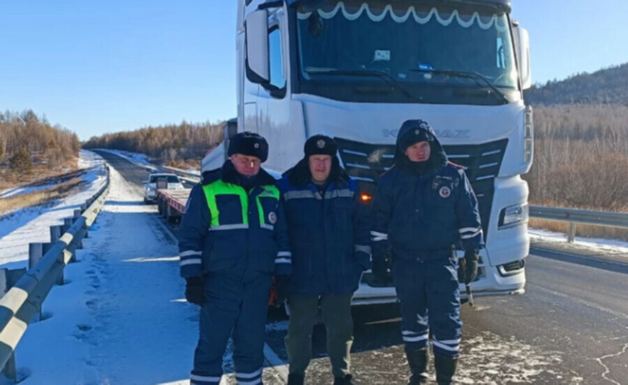 Полицейские два дня помогали замерзающему дальнобойщику В минус 45 они по очереди чинили грузовик