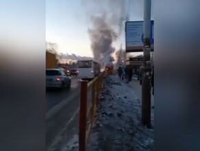 Пассажирский автобус загорелся на остановке Хабаровска в час пик видео 