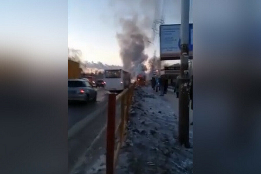 Пассажирский автобус загорелся на остановке Хабаровска в час пик видео 
