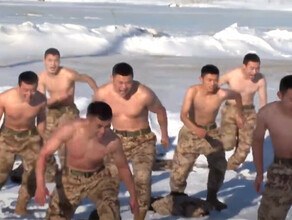 На льду Амура укрепляя дух тренировались китайские спецназовцы видео