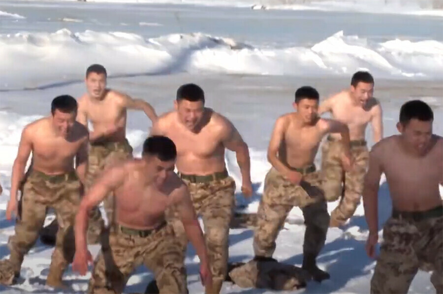 На льду Амура укрепляя дух тренировались китайские спецназовцы видео