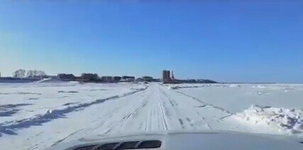 Видео строительства ледовой дороги из Приамурья в Китай появилось в соцсетях видео 