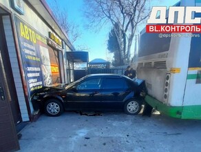 Автобус припечатал легковушку к стене в Свободном видео