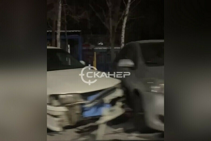В ГИБДД рассказали подробности аварии где машина протаранила два авто на парковке в Благовещенске