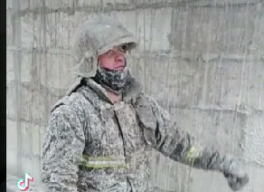 Пожарные Амурской области показали что становится со спецодеждой после работы в минус 50 видео