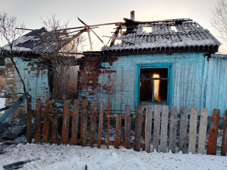 Пожар полностью уничтожил дом в амурском селе фото