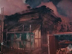 Позднее сообщение амурские пожарные рассказали о полыхающем доме в центре Благовещенска