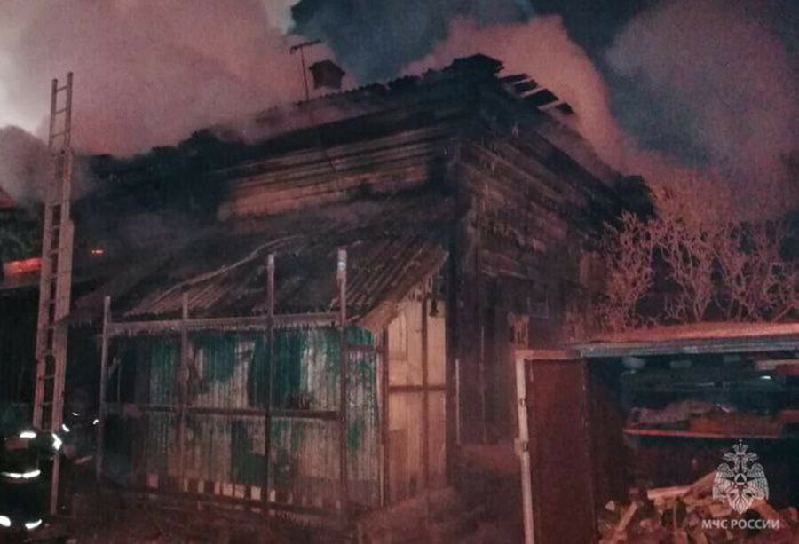 Позднее сообщение амурские пожарные рассказали о полыхающем доме в центре Благовещенска