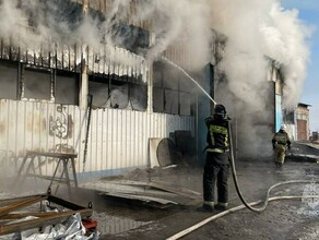 В Чигирях огнеборцы боролись с сильным пожаром Из здания вынесли 7 кислородных баллонов фото видео
