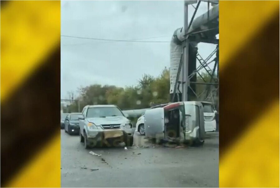 В Благовещенске в результате ДТП перевернулся автобус