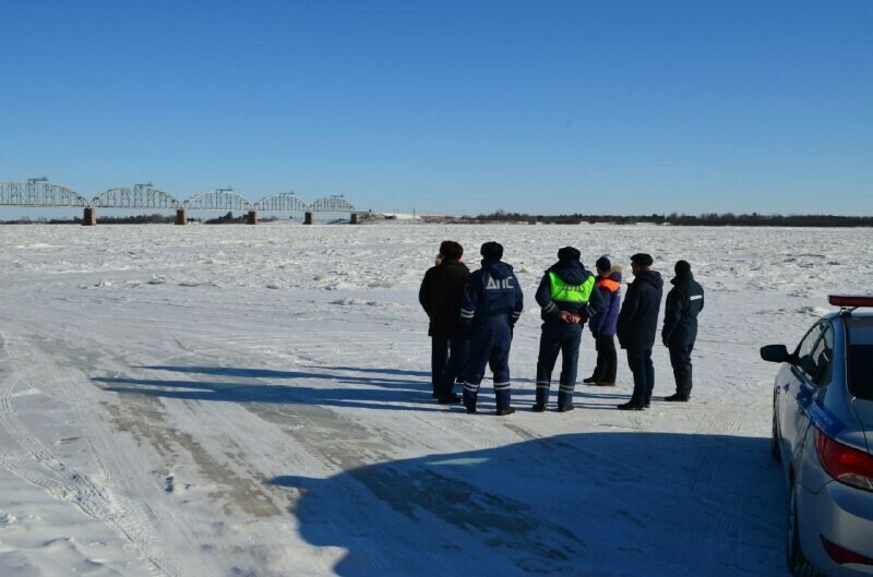 В Белогорье спасатели остановили 2 автомобиля пытавшихся пересечь Зею по льду