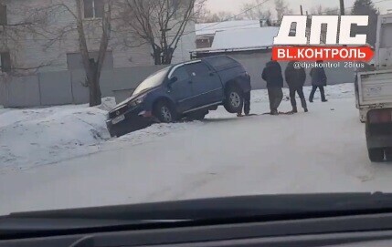 Благовещенских автомобилистов предупреждают об очень скользком перекрестке 