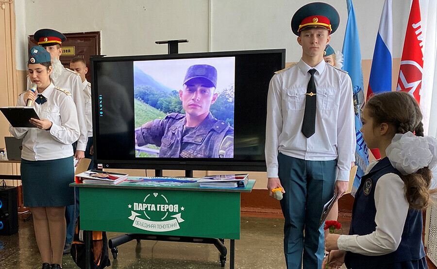 В благовещенском лицее   6 появились парты Героев в честь погибших в СВО офицеров 