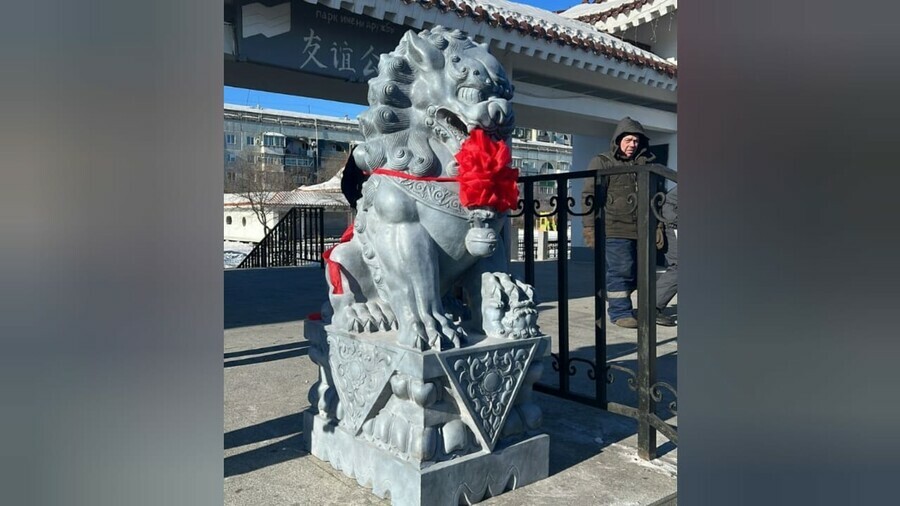 Восточный вход в парк Дружбы украсили статуи ШиДзиси