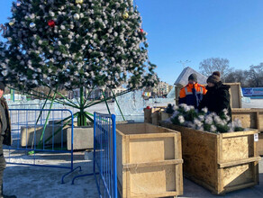На площади Белогорска разобрали и увезли новогоднюю ель