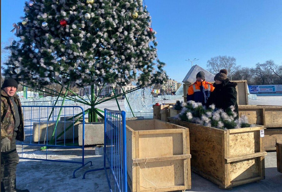 На площади Белогорска разобрали и увезли новогоднюю ель