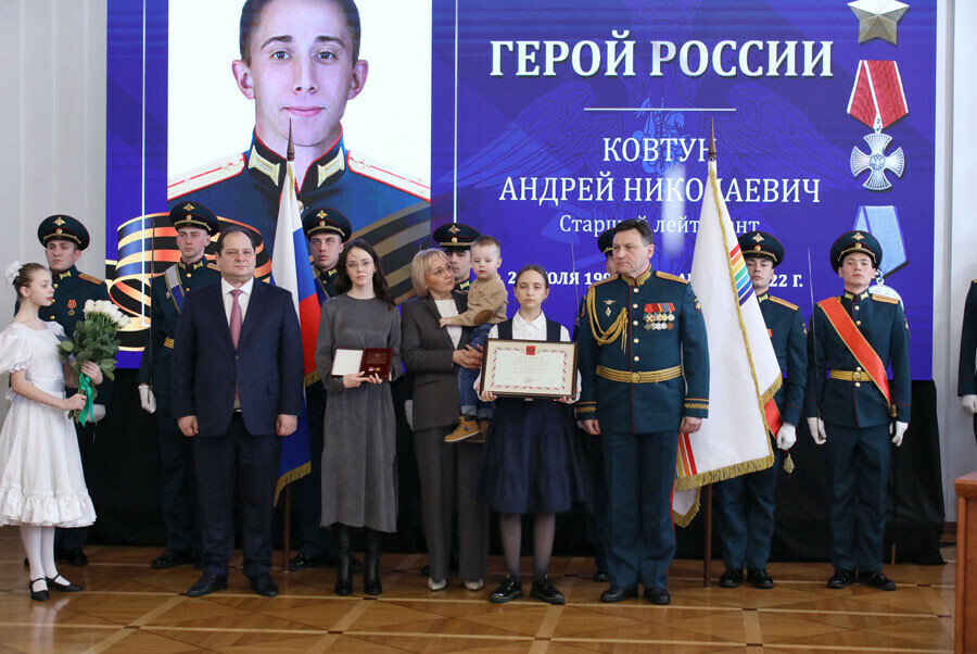 Выпускник ДВОКУ погибший в зоне СВО награжден Золотой Звездой героя России 