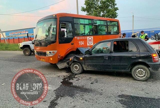 В жестком ДТП с автобусом в Благовещенске пострадали три человека фото