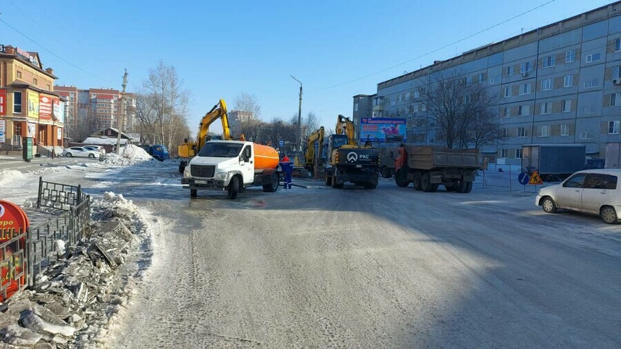 В Благовещенске на Пролетарской завершили ремонт водовода Водителей предупреждают котлован еще не засыпан