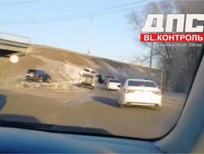 В Благовещенске на улице Театральной автомобиль в объезд попытался взобраться на мост