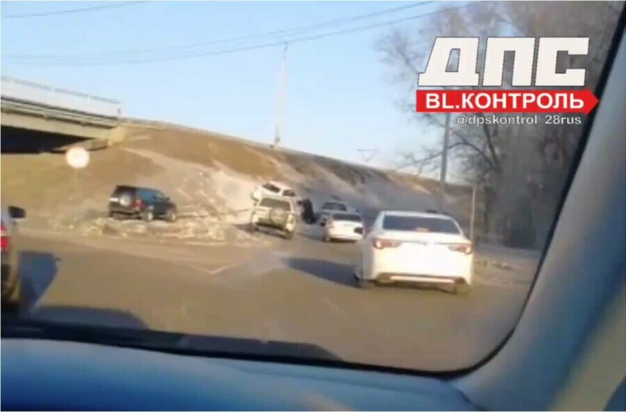 В Благовещенске на улице Театральной автомобиль в объезд попытался взобраться на мост