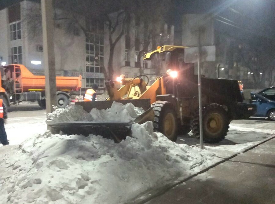 В центре Благовещенска коммунальщики почистили заезд к востребованной автостоянке