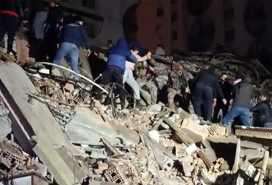 Жертвами разрушительного землетрясения в Турции стали не менее 76 человек