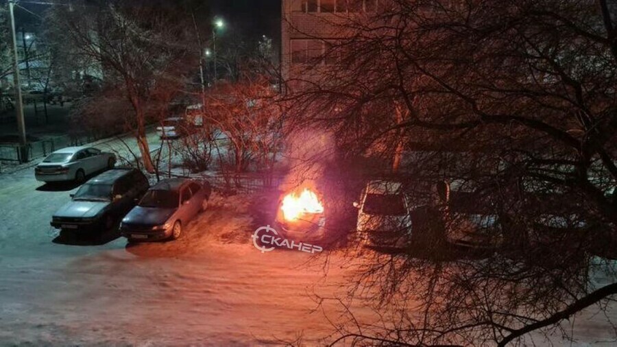 В центре Благовещенска ночью загорелся автомобиль видео