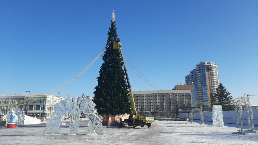 Благовещенск прощается с праздником в центре города убирают новогодние фигуры фоторепортаж