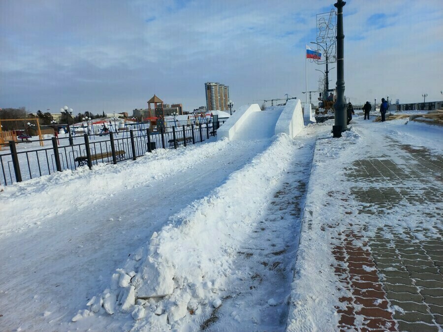 На набережной в Благовещенске собираются снести две горки