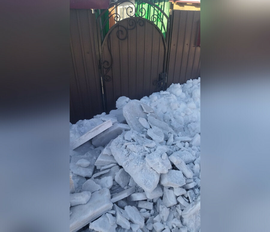 В поселке Амурской области почистили дорогу завалив огромными снежными глыбами проходы к домам фото видео