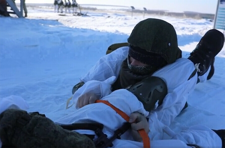 В Приамурье военнослужащие оказывают первую помощь под огнем противника видео