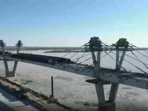 Более 100 метров забетонировали строители на проезжей части нового моста через Зею видео