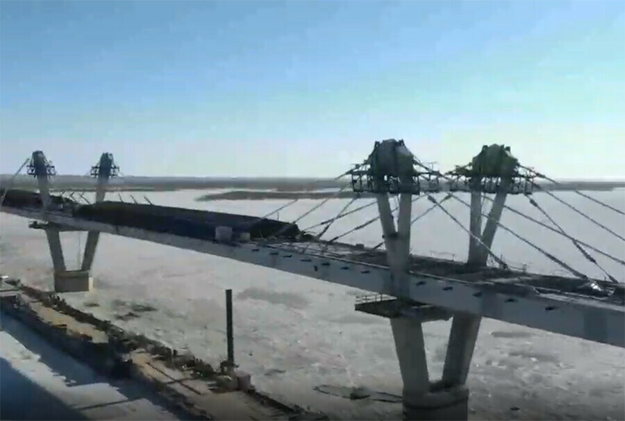 Более 100 метров забетонировали строители на проезжей части нового моста через Зею видео