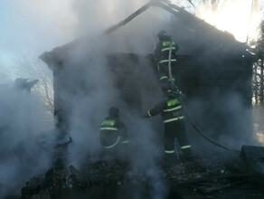 Спящего мужчину в горящем доме обнаружили амурские спасатели фото