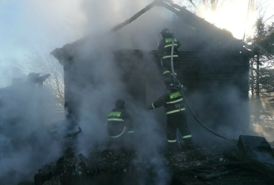 Спящего мужчину в горящем доме обнаружили амурские спасатели фото