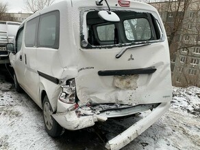 Уснувший водитель такси протаранил припаркованные авто фото 