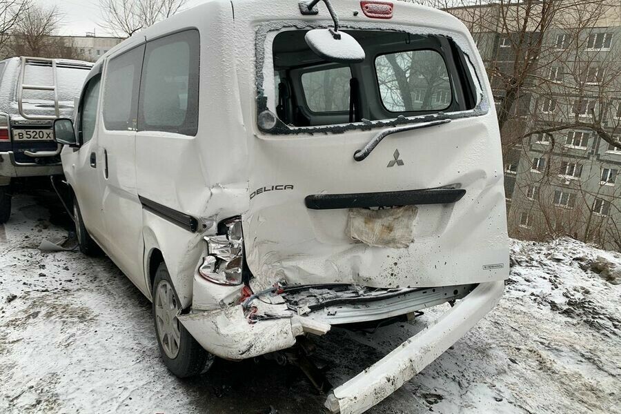 Уснувший водитель такси протаранил припаркованные авто фото 