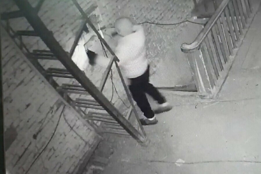 Мужчина пробрался на стройку в Благовещенске и попал в объектив камеры видео 