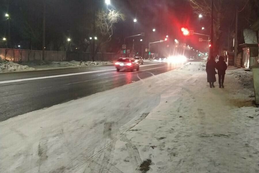 Тебя же машина собьёт пьяного мужчину пытавшегося переползти дорогу заметила благовещенка