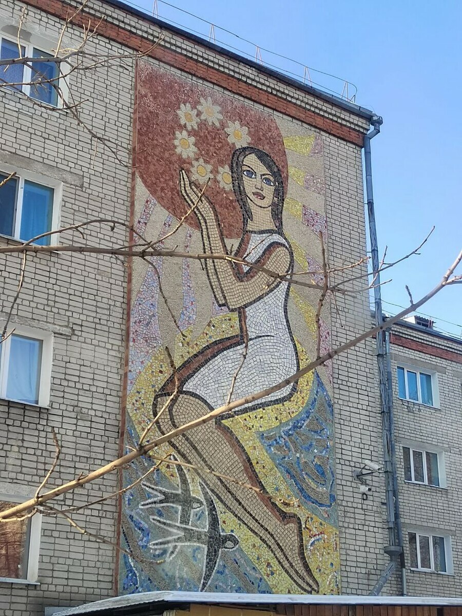 Амурский художник раскрыл секрет кто стал протопипом Весны в мозаике на общежитии колледжа строительства и ЖКХ